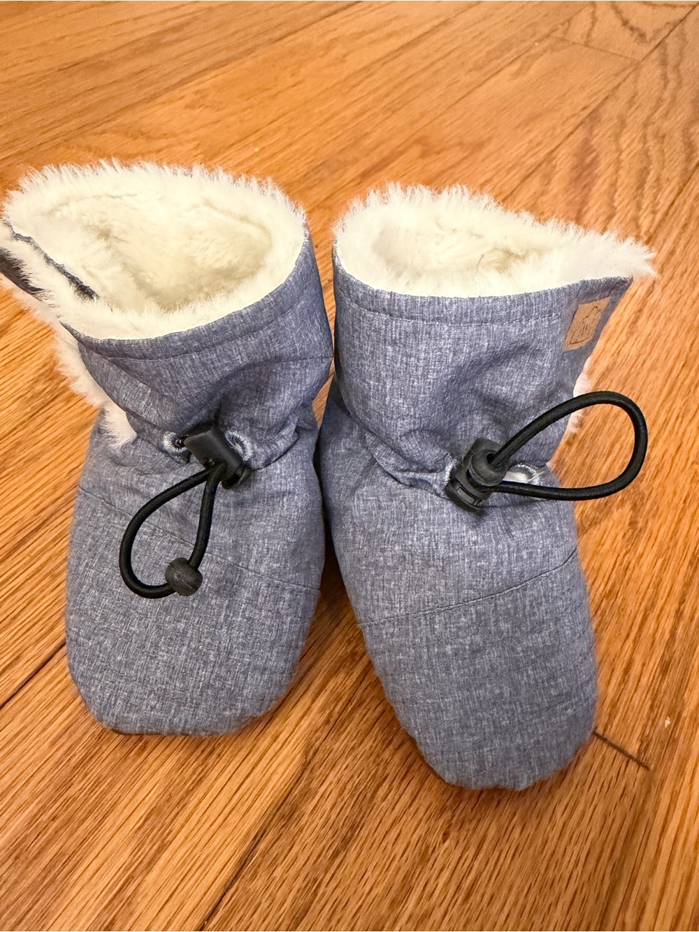 Cozy Gray Fleece-Lined Kids Slippers with Secure Toggle